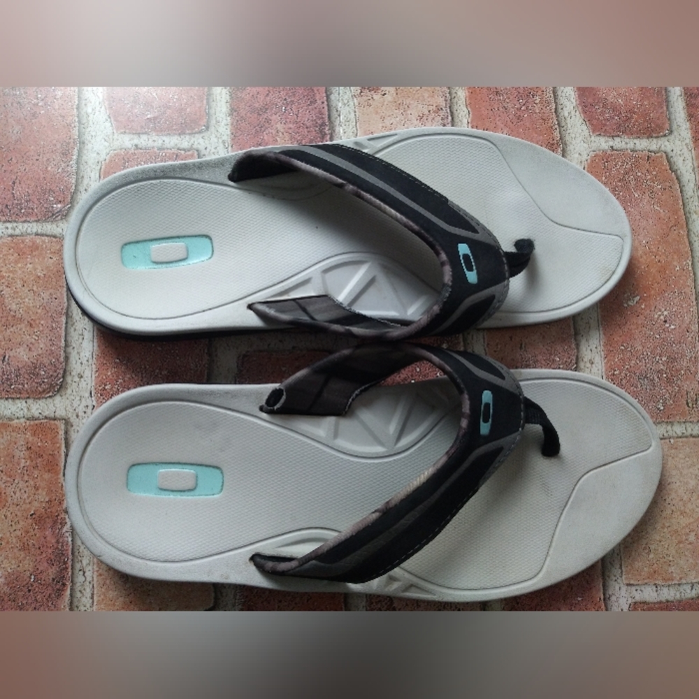 Men's Oakley flip flops size 11